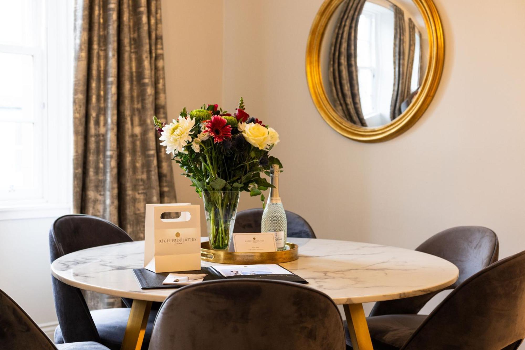 Righ Properties - Luxurious City Centre Three Bedroom Apartment เอดินบะระ ภายนอก รูปภาพ